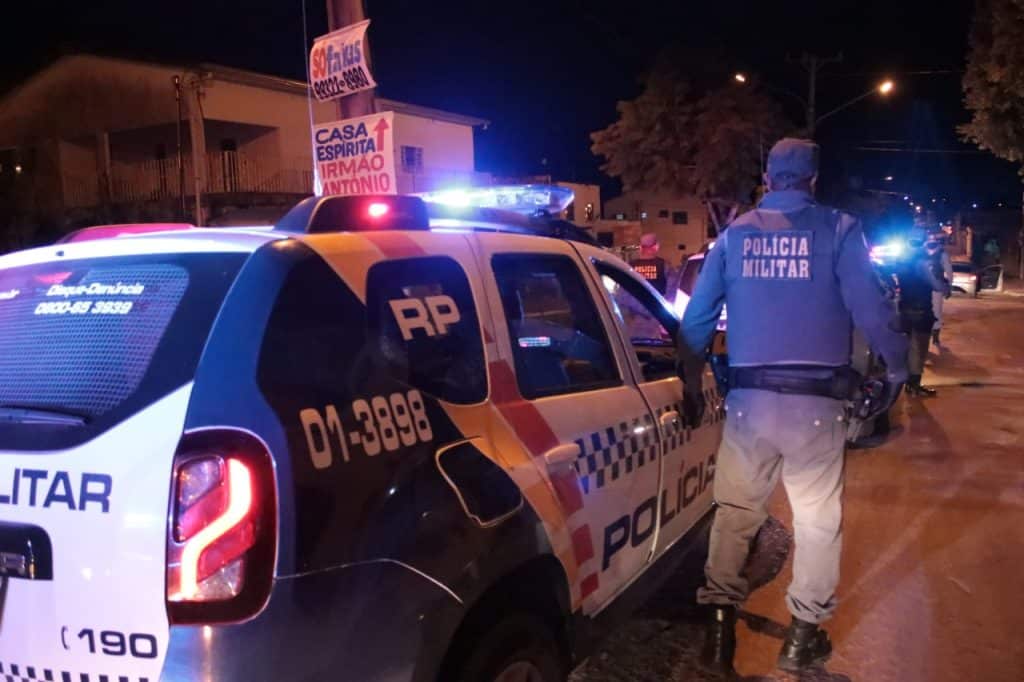 Homem é assassinado a tiros e encontrado ao lado de moto em estrada de VG