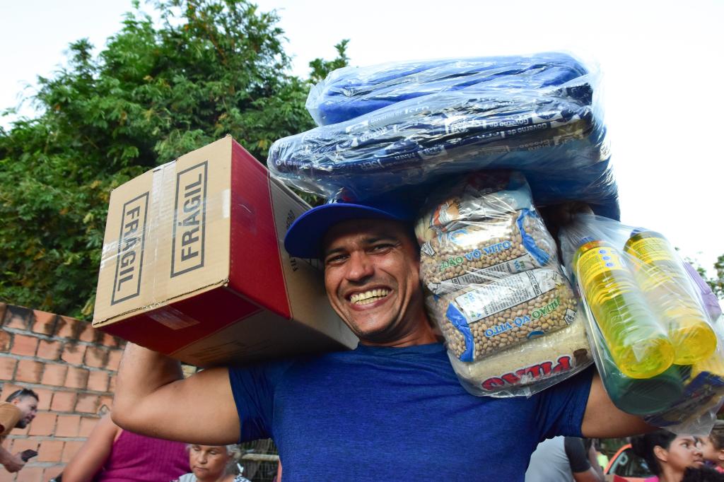 Governo de MT entrega cestas de alimentos e brinquedos a famílias de Sinop