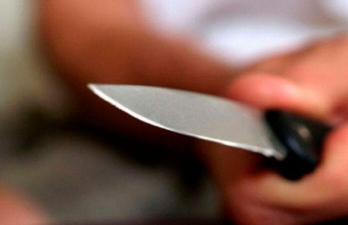 Jovem é esfaqueado nas costas após discussão em frente de casa em MT; dois são presos