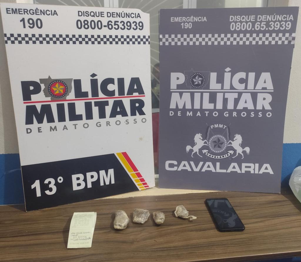 Cavalaria da PM prende dois por tráfico e apreende porções e tabletes de maconha em Lucas do Rio Verde