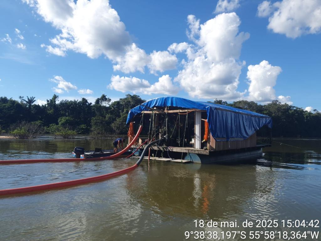 Batalhão Ambiental fecha balsa de garimpo ilegal e apreende caminhão carregado com madeira