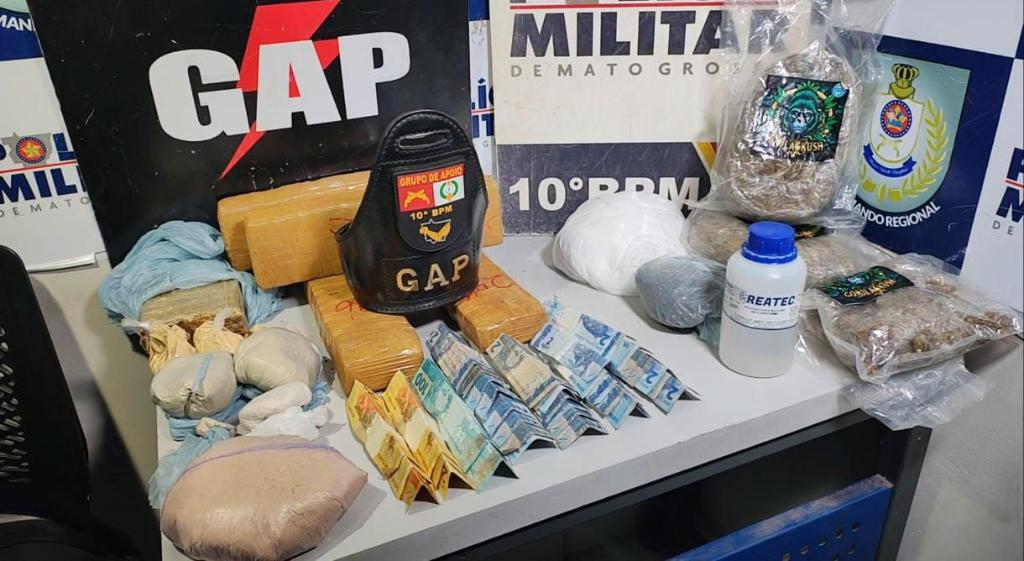 PM apreende tabletes de maconha e pasta base de cocaína após denúncia de homicídio em Cuiabá