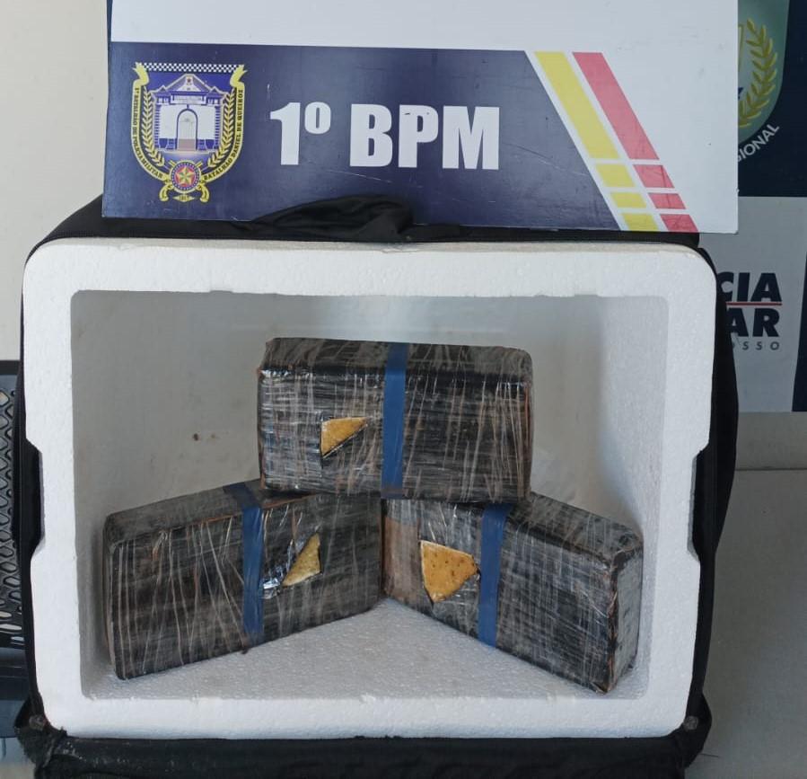PM prende dois homens por furto a loja e apreende tabletes de cocaína
