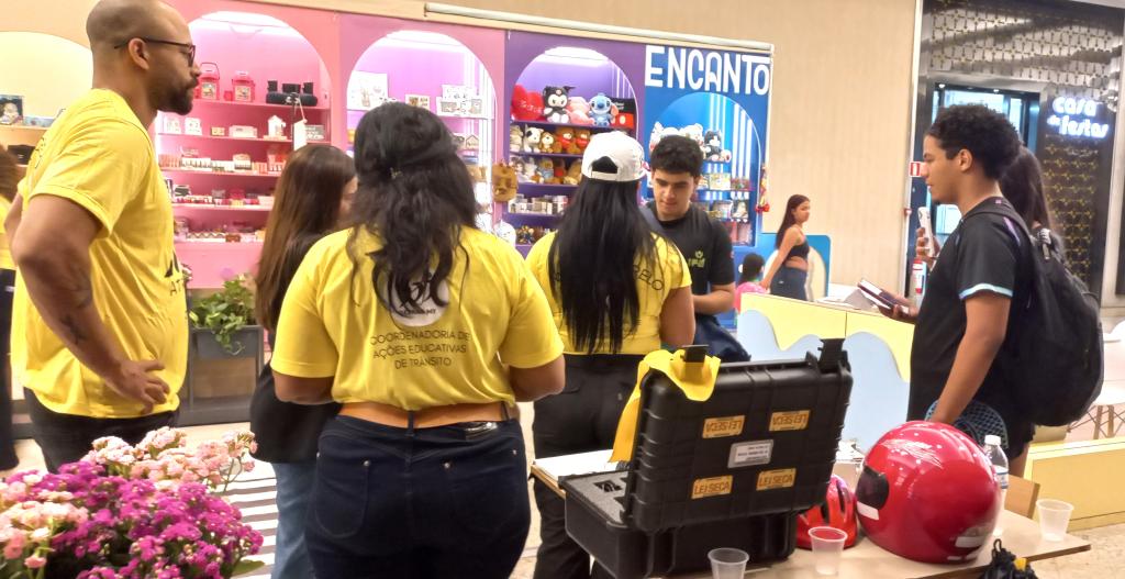 Detran realiza ação educativa de trânsito no Pantanal Shopping