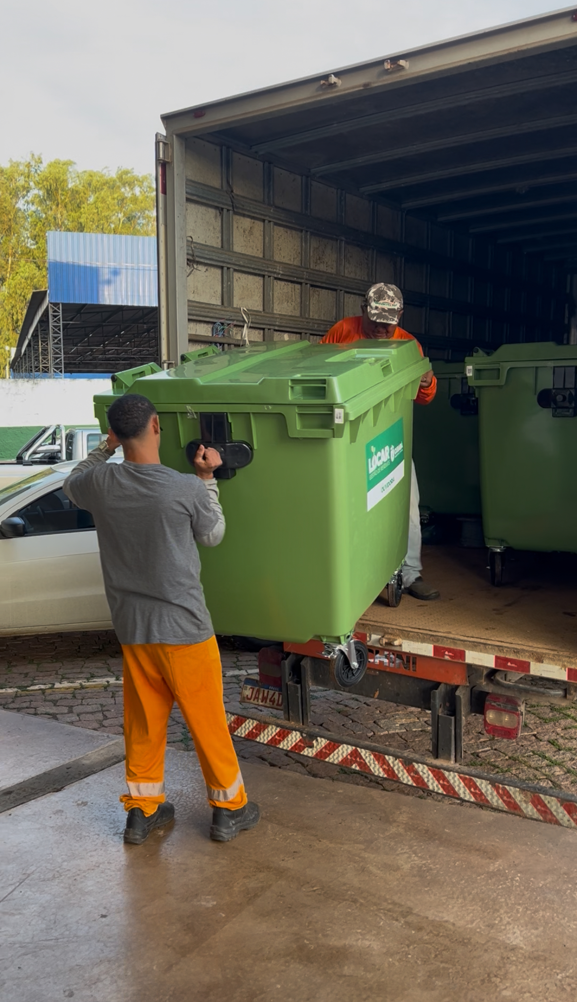 Prefeitura recebe contêineres para reforçar destinação correta de resíduos em Cuiabá