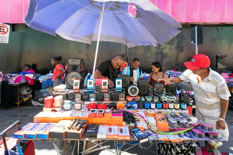 População e ambulantes elogiam novo ponto de vendas no Centro de Cuiabá