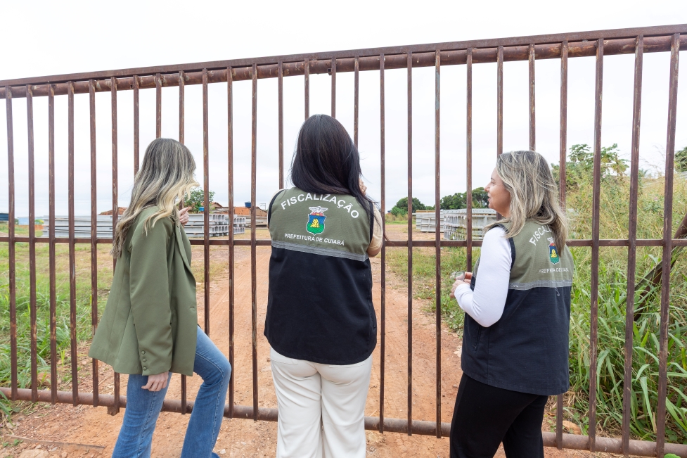 Prefeitura já fiscalizou mais de 1,3 mil terrenos sujos e reclamações podem ser feitas online