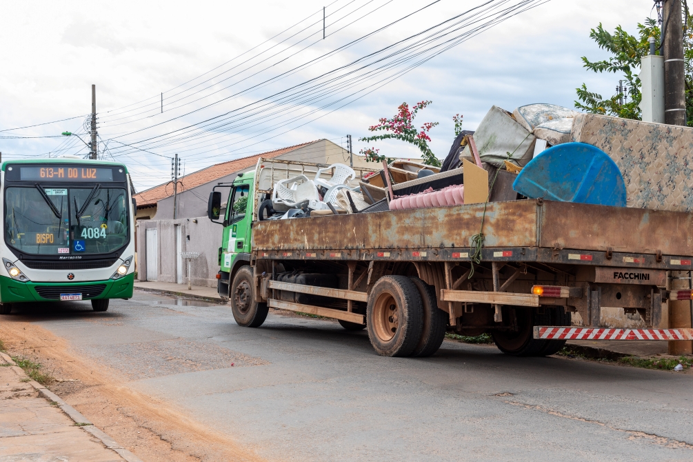 Operação Cata-treco atende Três Barras, Arraial dos Freitas e mais 12 bairros nesta semana