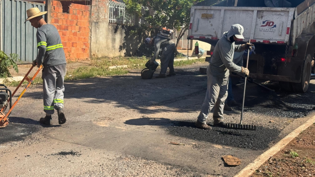 Mutirão tapa-buraco contempla mais de 50 pontos no Residencial Jonas Pinheiro