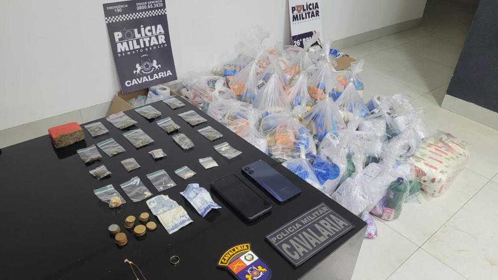 PM prende três faccionados e apreende porções de drogas e 31 cestas básicas