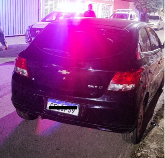 PM recupera carro roubado, prende suspeito e apreende arma de fogo em Cuiabá