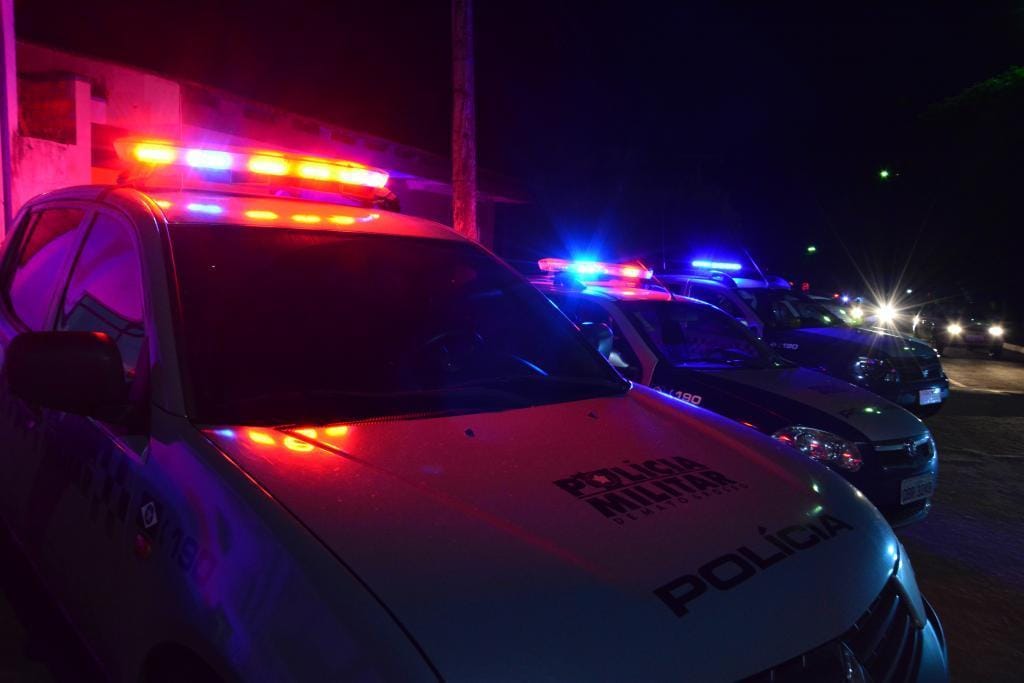 Criminoso é preso após tentar matar três pessoas a tiros e facadas em praça