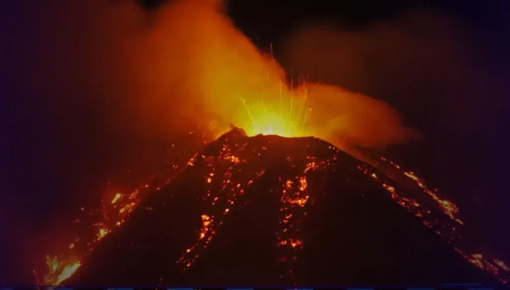 Vulcão entra em erupção na Itália e assusta turistas