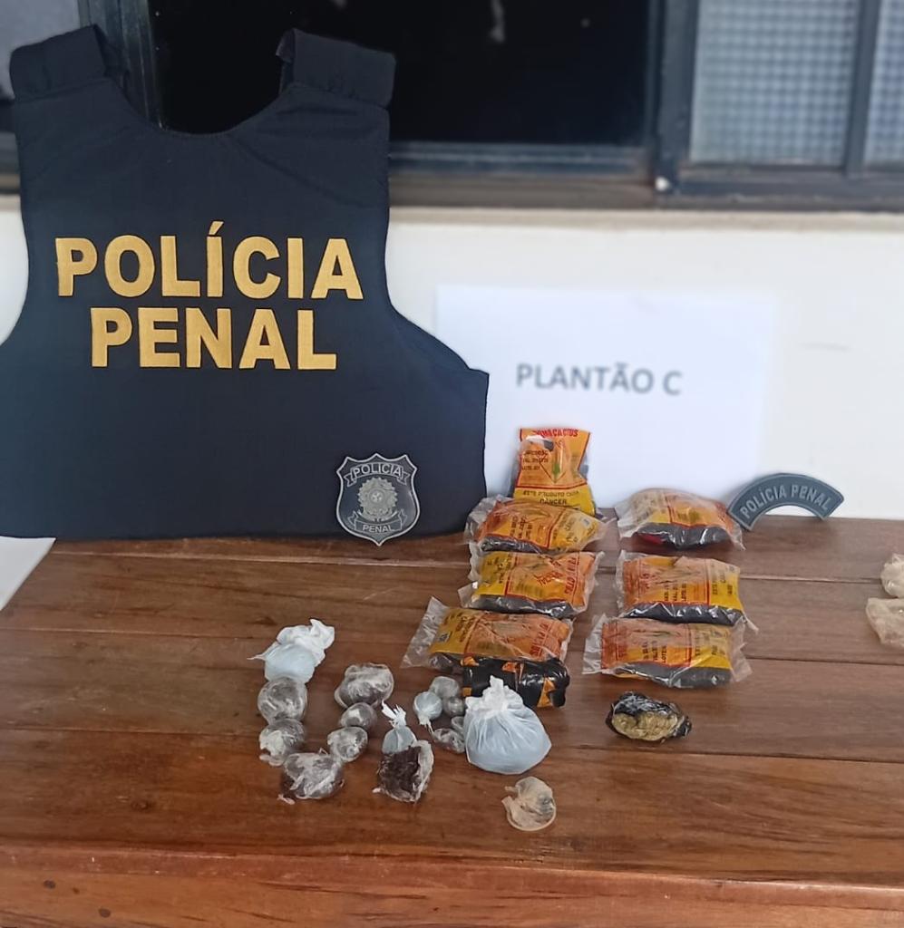 Doze visitantes são flagradas pela Polícia Penal com entorpecentes e pacotes de fumo em unidades prisionais
