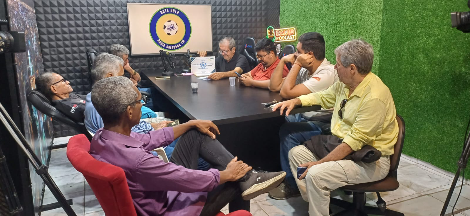 Programa Bate Bola comemora 1 ano na Rádio Cuiabana FM com reunião especial da equipe