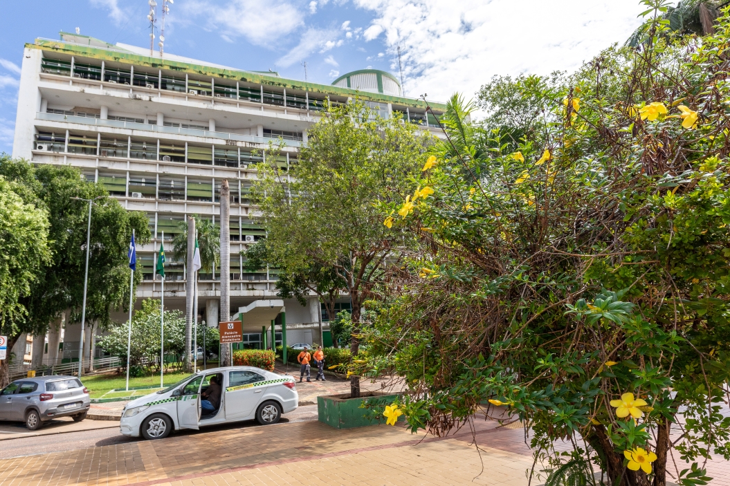 Cuiabá paga salários com aumento para professores e injeta R$ 83 milhões
