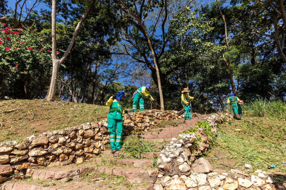 Prefeitura de Cuiabá finaliza operação no Morro da Luz com retirada de 30 toneladas de lixo