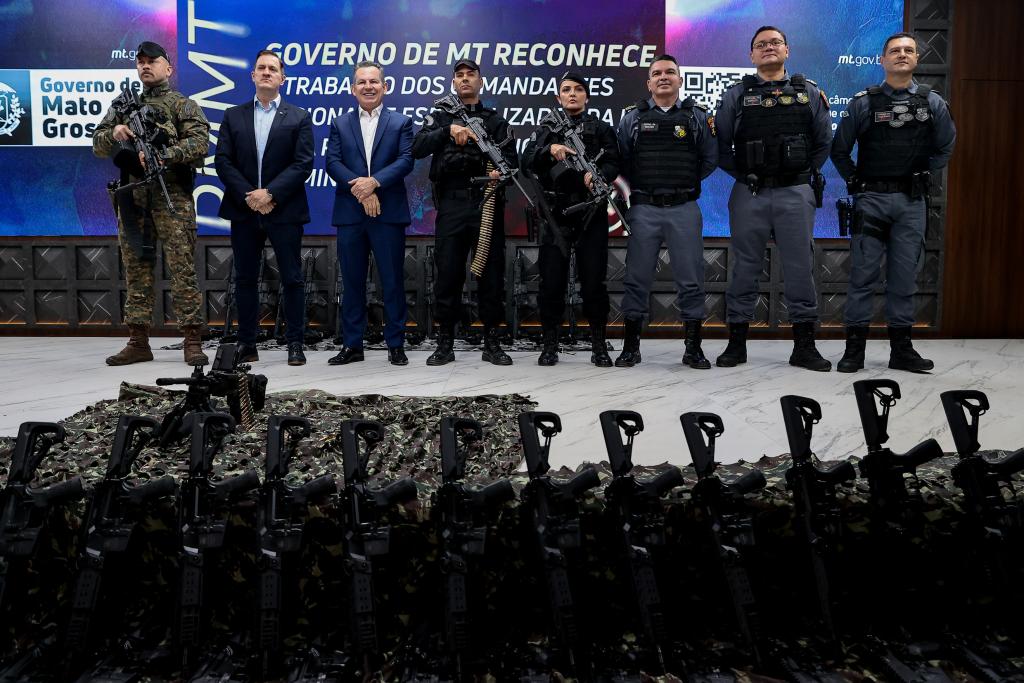 Governo de MT entrega R$ 6 milhões em fuzis, metralhadoras e equipamentos para a Polícia Militar