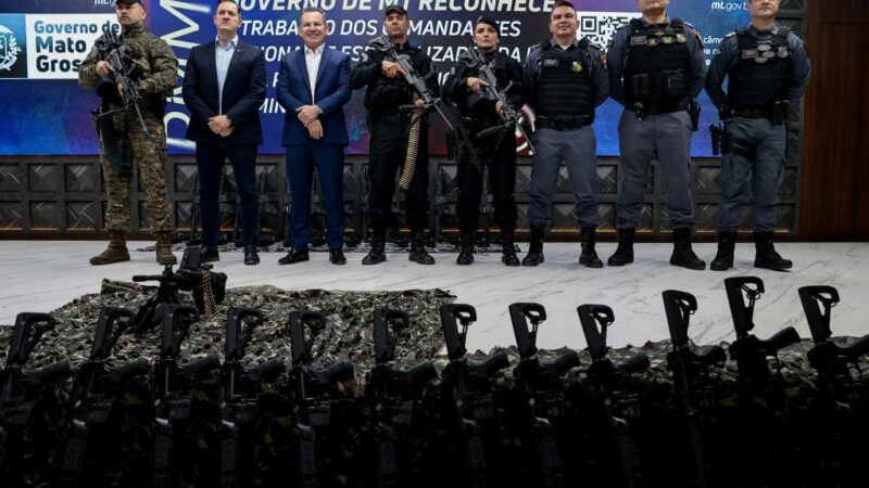 MT entrega R$ 6 milhões em fuzis, metralhadoras e equipamentos para a PM