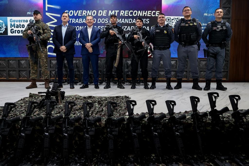 MT entrega R$ 6 milhões em fuzis, metralhadoras e equipamentos para a PM