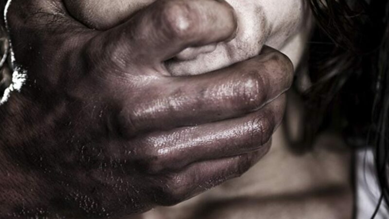 Mulher é espancada e atropelada pelo ex, ela fingiu estar morta para se salvar
