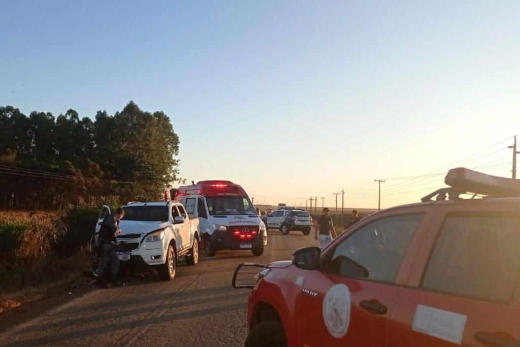 Corpo de Bombeiros socorre duas vítimas de acidente entre moto e caminhonete