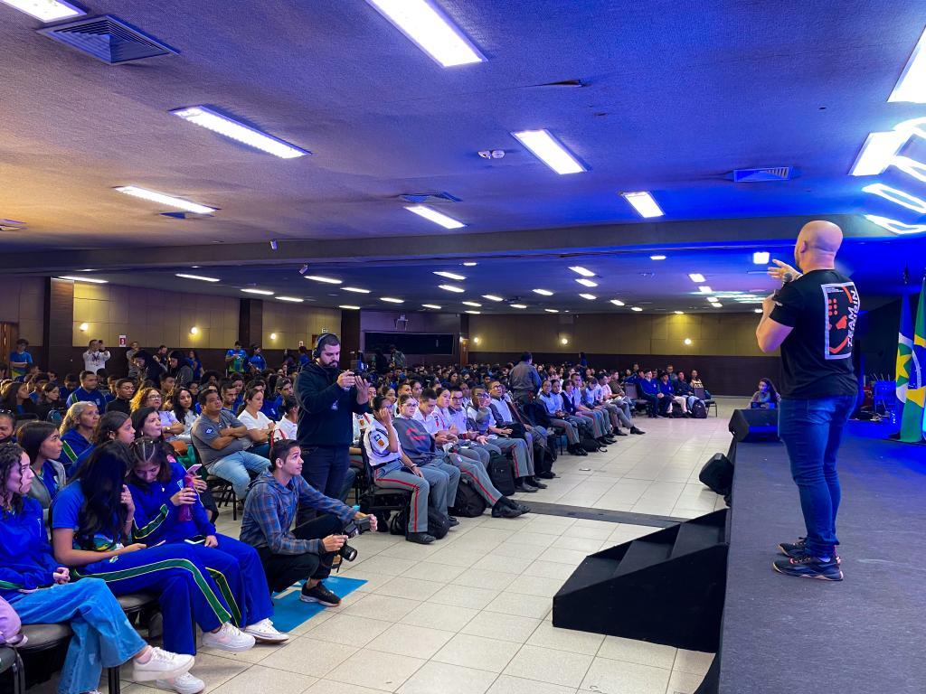 ExpoEstudantil 2025 reúne estudantes na Arena Pantanal para discutir futuro e carreiras