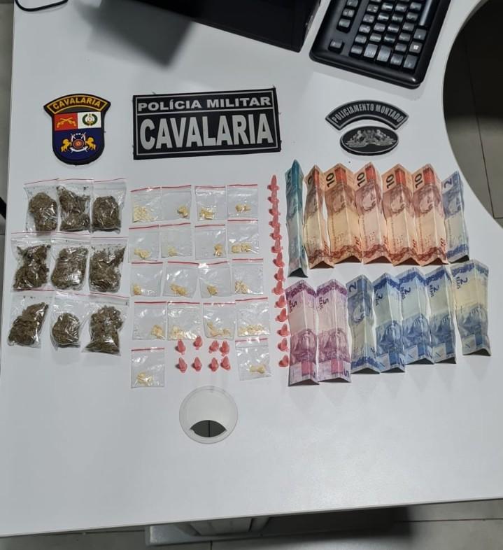 Cavalaria da Polícia Militar prende trio com 49 porções de drogas em Juína