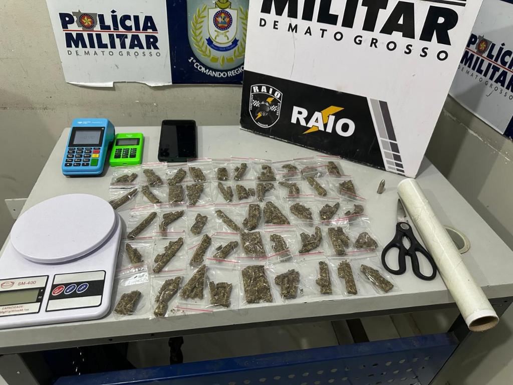 Companhia Raio prende casal por tráfico de drogas e apreende 47 porções de maconha
