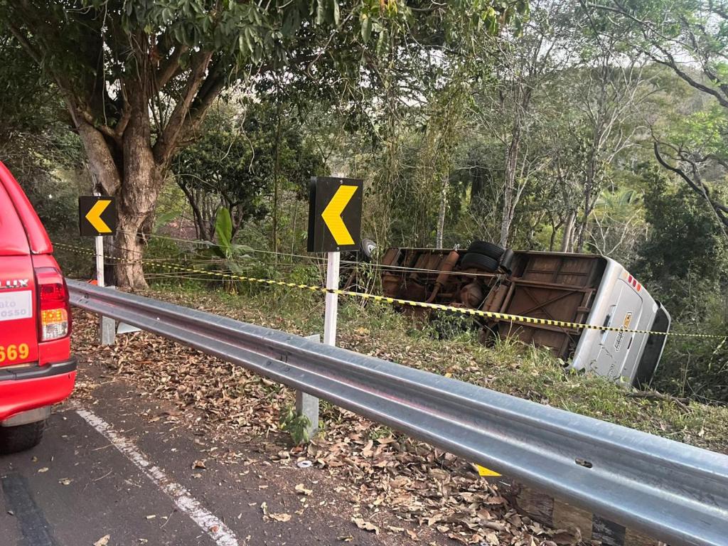 Ônibus sai da pista e cai em ribanceira