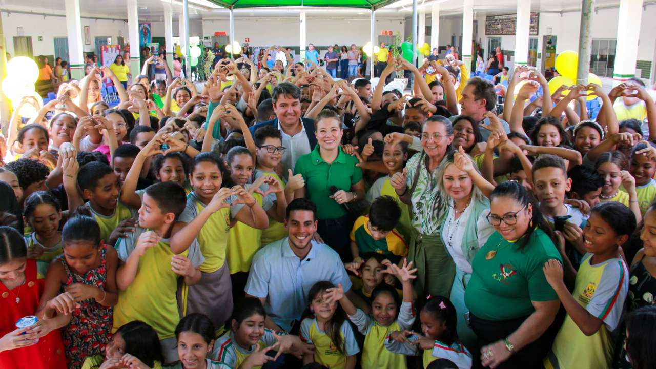 Flávia e Tião entregam novos uniformes para alunos da rede municipal