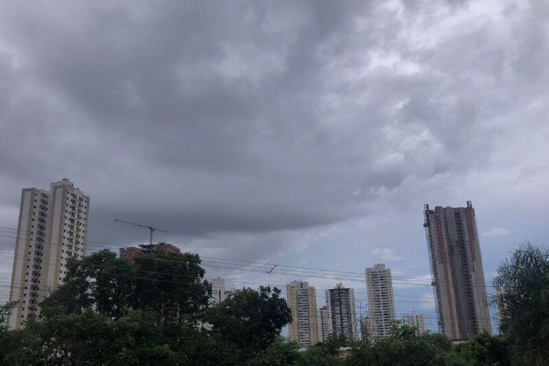 Chove em Cuiabá pode  encerrando o período de estiagem