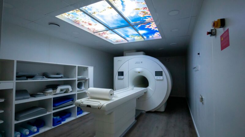 Cuiabá entrega aparelho de ressonância de hospital e dobra capacidade de exames