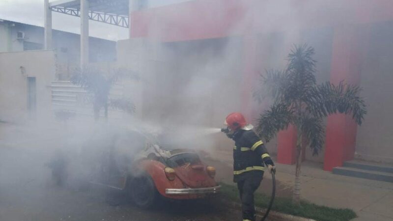 Fusca pega fogo no centro da cidade e mobiliza equipe do Corpo de Bombeiros