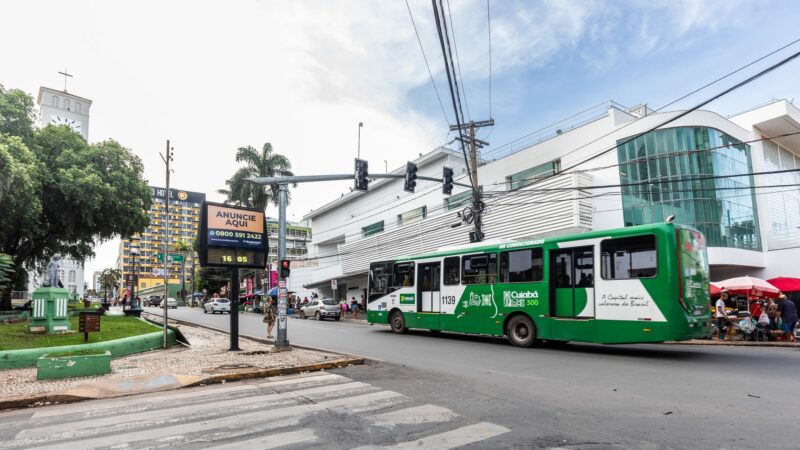 Ruas e avenidas interditadas, gratuidade em ônibus e mudança de rota para o desfile de domingo