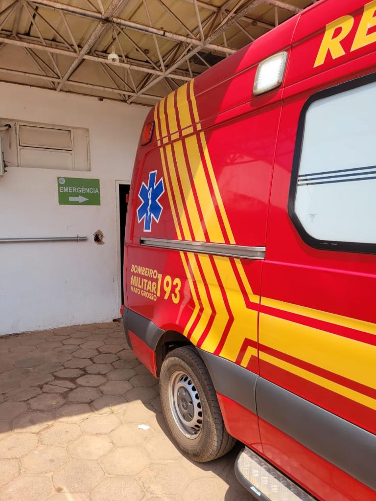 Corpo de Bombeiros socorre vítima de acidente de trânsito envolvendo carreta e carro de passeio