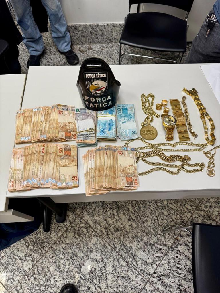 Força Tática prende três homens com 10 semijoias, mais de R$ 50 mil em espécie e 57 porções de maconha