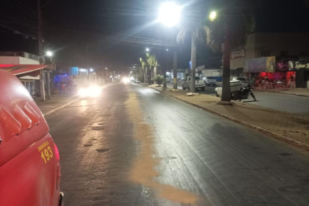 Corpo de Bombeiros contém derramamento de óleo diesel em avenida de Primavera do Leste