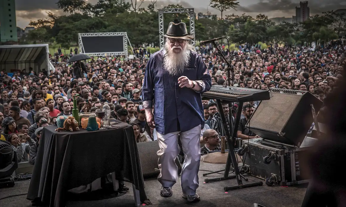 Gênio da música instrumental Hermeto Pascoal morre no Rio