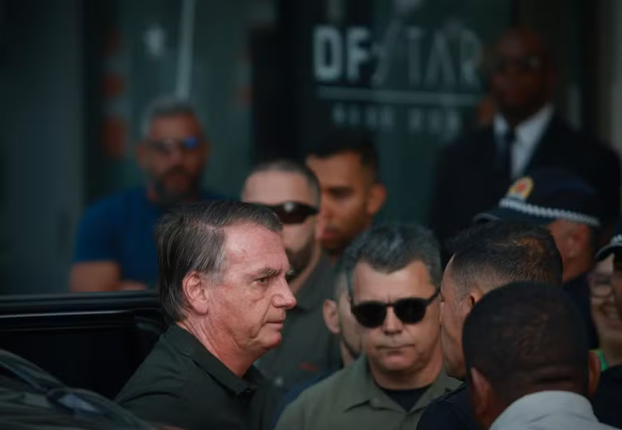 Bolsonaro chega a hospital