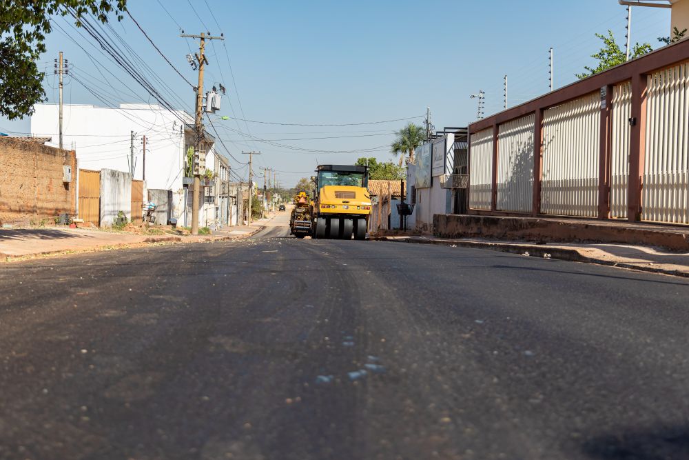 Prefeitura de Cuiabá atende 12 bairros com asfalto, meio-fio, sarjetas e calçadas