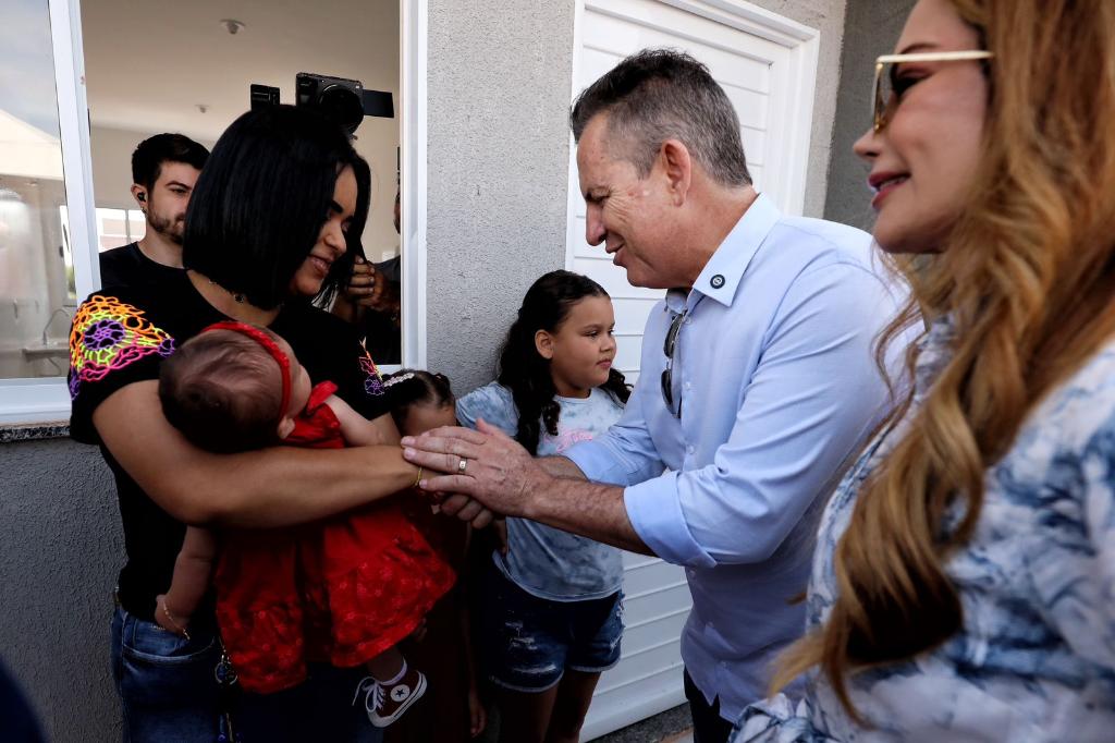 Governo de MT entrega chaves da casa própria para 200 famílias e anuncia investimentos