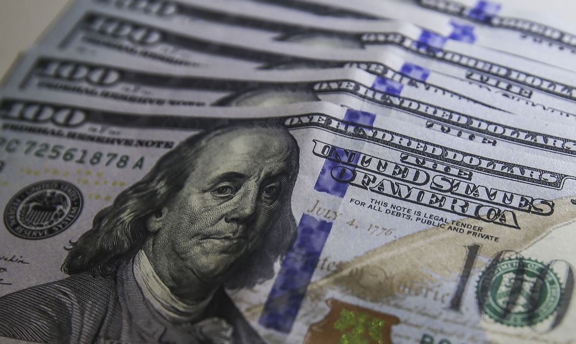 Dólar recua pelo 4º pregão consecutivo e fecha abaixo de R$ 5,40