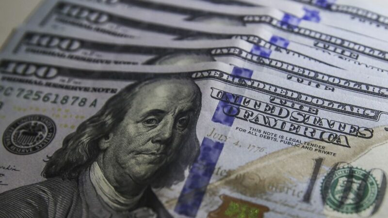 Dólar tem leve alta com cautela externa e fiscal, mas fecha abaixo de R$ 5,40