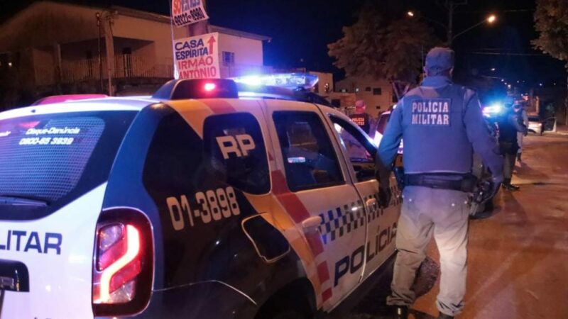 Homem é preso pela PM após tentar matar a esposa e agredir a filha adolescente