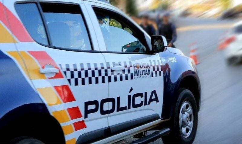 Homem esfaqueia o namorado da avó e se entrega à PM após ser ameaçado por facção