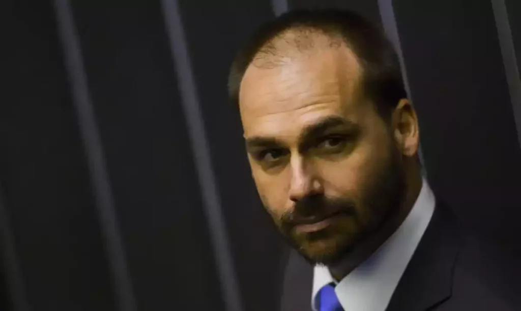 Moraes determina que Defensoria da União assuma defesa de Eduardo Bolsonaro
