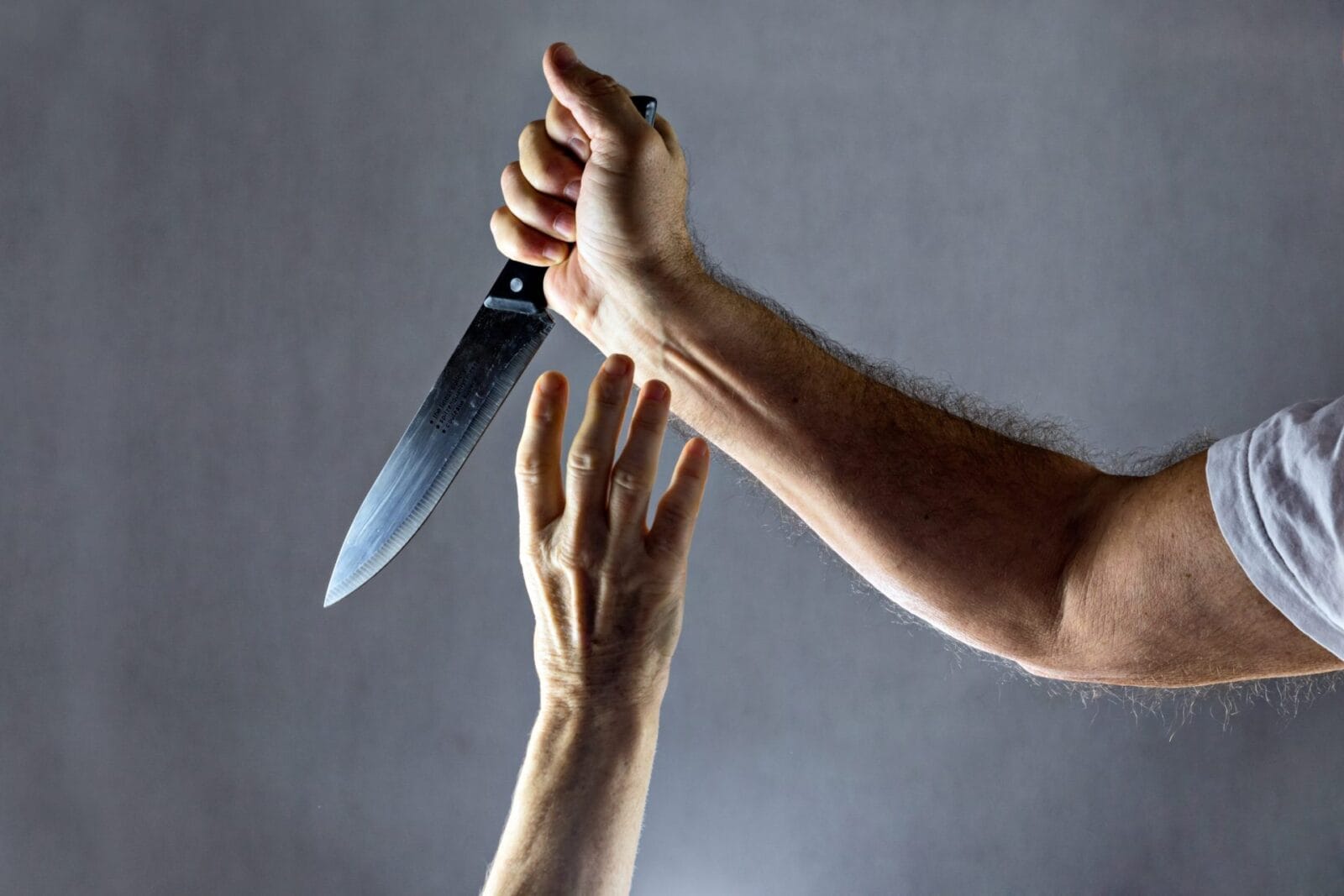 Mulher é esfaqueada e agredida com machado pelo companheiro em Cuiabá