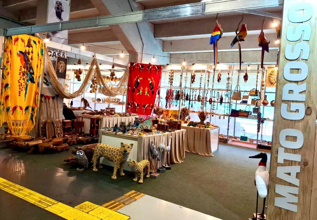 Artesãos de MT comercializam mais de R$ 70 mil em feira nacional de artesanato