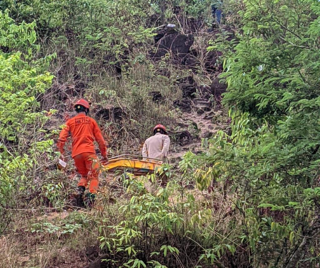 Bombeiros resgatam corpos em locais de difícil acesso em apoio à Polícia Civil